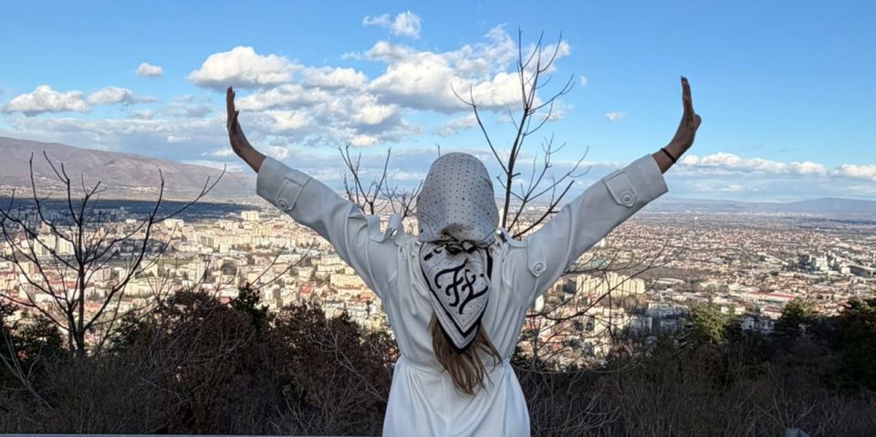 „Еј жено, храбро срце носиш“ – новата емотивна балада на Елена Велевска со моќна порака за жените (ВИДЕО)