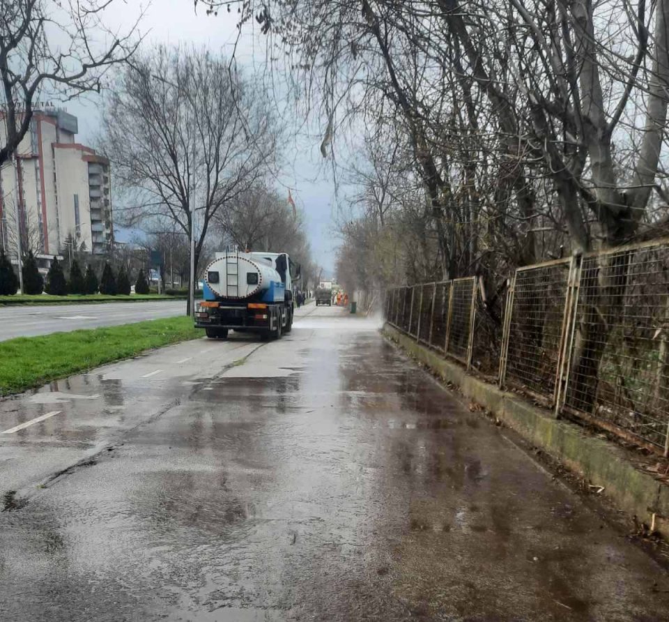 ЈП Комунална хигиена-Скопје започна тридневна акција за чистење булеварот Александар Македонски