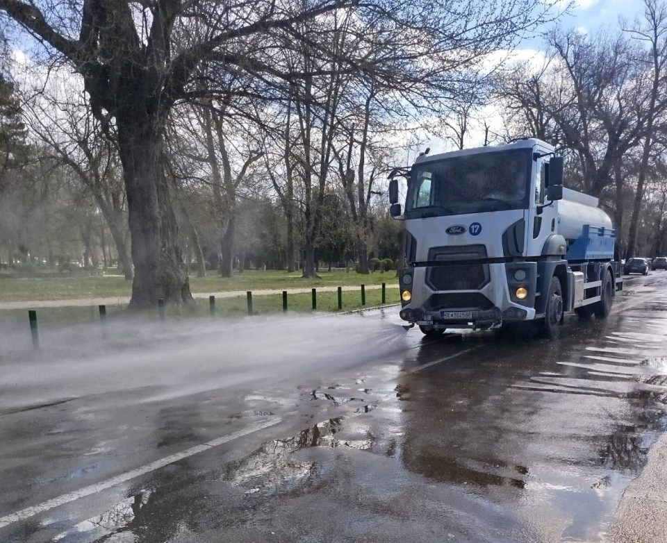 ЈП Комунална хигиена-Скопје започна со машинско миење на булеварите и улиците