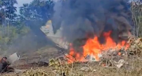 ВИДЕО: Снимен моментот пред падот на воениот авион во Колумбија, локалци со мотори пренесуваат повредени војници