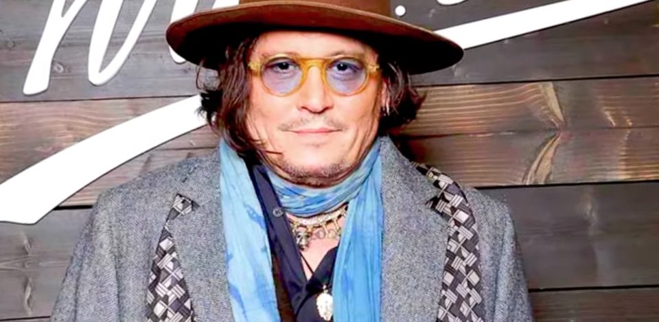Џони Деп го претстави својот бренд на алкохолен пијалак откривајќи ја симболиката на неговото име