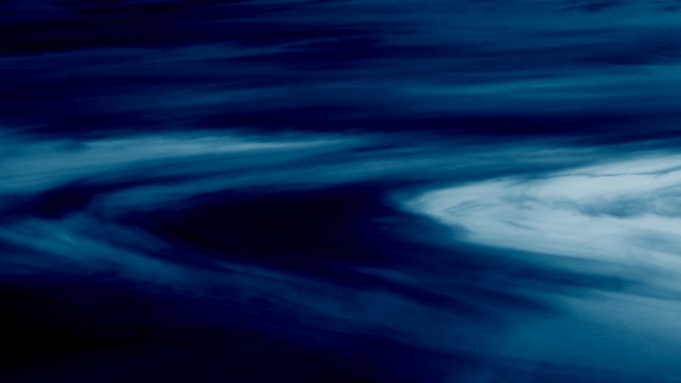 Морињата и океаните стануваат потемни